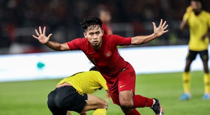 Pesepak bola timnas Indonesia, Andik Vermansyah berebut bola dengan pesepak bola timnas Malaysia saat pertandingan Kualifikasi Piala Dunia 2022 Grup G Zona Asia di Stadion Gelora Bung Karno, Senayan, Jakarta, Kamis (5/9/2019). Tim nasional Indonesia menelan kekalahan dari Malaysia dengan skor 2-3.