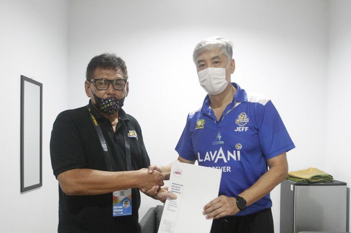 PBVSI resmi menunjuk eks pelatih Bogor LavAni, Jeff Jiang Jie sebagai juru taktik baru Timnas Voli Putra Indonesia. Jeff Jiang Jie (kanan) dan Gugi Gustaman, selaku pemandu bakat dalam pemilihan Timnas, Rabu (30/3/2022).