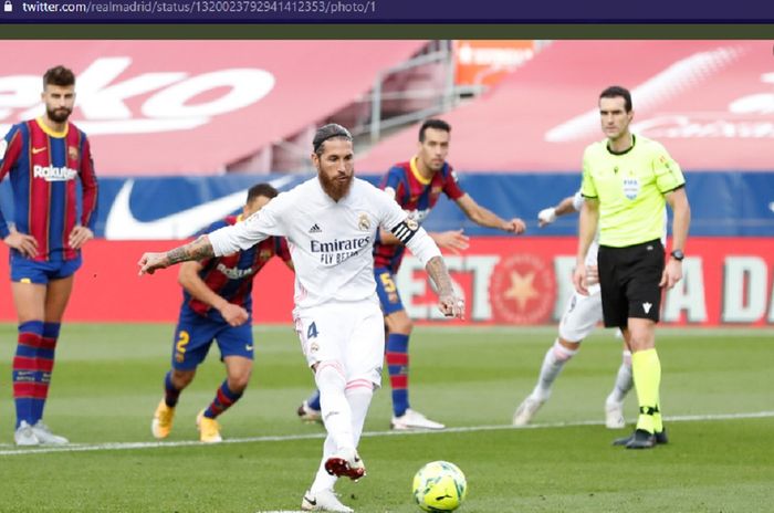 Kapten Real Madrid, Sergio Ramos, mencetak gol ke gawang Barcelona via titik putih dalam laga pekan ke-7 Liga Spanyol di Stadion Camp Nou, Sabtu (24/10/2020).