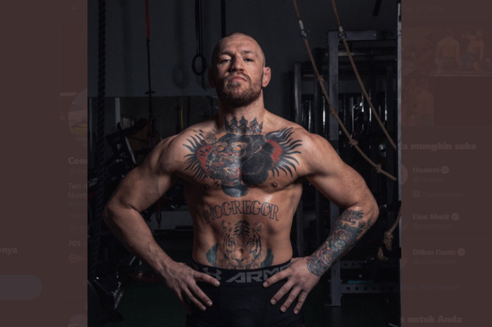 Petarung kelas ringan UFC, Conor McGregor, saat memamerkan bentuk tubuhnya.