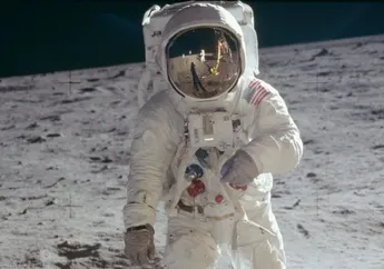 Netizen Singkap Pemandangan Bulan yang Terpantul di Helm Buzz Aldrin