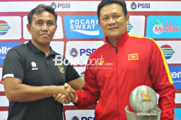 Bima Sakti bersama Nguyen Quoc Tuan saat konferensi pers jelang laga final Indonesia versus Vietnam di Stadion Maguwoharjo, Sleman, Kamis (11/8/2022).