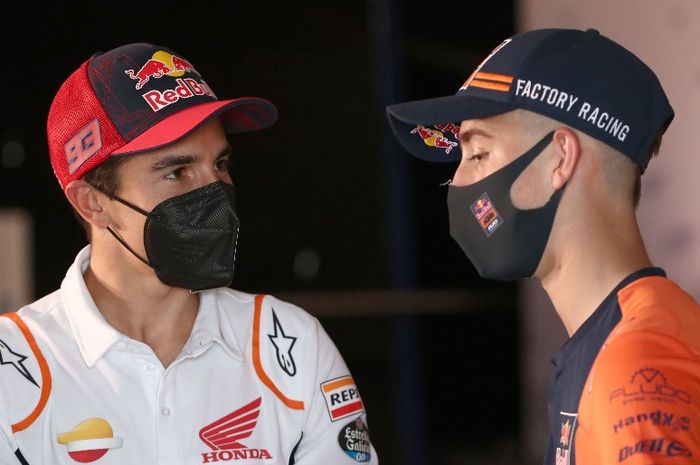 Pedro Acosta (kanan) saat berbincang dengan Marc Marquez (kiri) sebelum konferensi pers sebelum gelaran MotoGP Spanyol 2021,