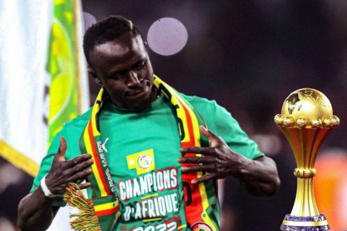 Sadio Mane dengan trofi Piala Afrika 2021 usai mengalahkan Mesir yang diperkuat Mohamed Salah di final.