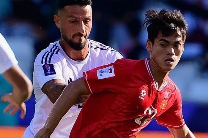 Aksi bintang muda Timnas Vietnam Khuat Van Khang dalam pertandingan melawan Irak di Piala Asia 2023.