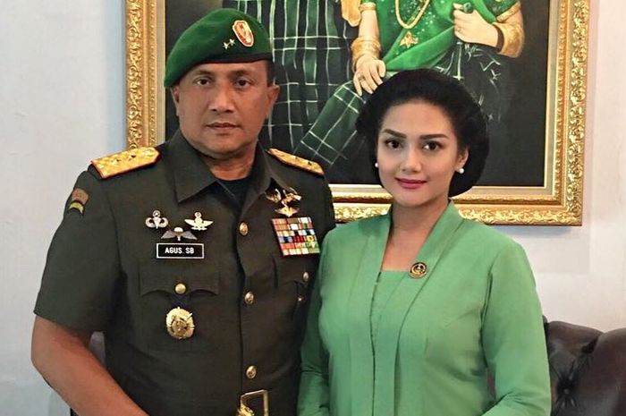 Bella Saphira dan suami