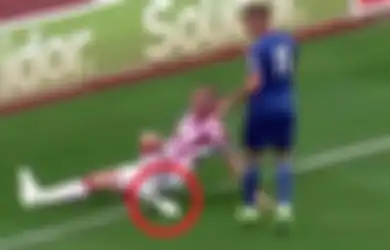 Video Momen Mengerikan Ketika Seorang Pesepak Bola 'Mematahkan' Pergelangan Kakinya Saat Pertandingan Uji Coba