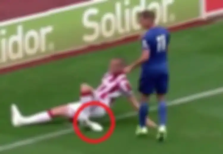 Video Momen Mengerikan Ketika Seorang Pesepak Bola 'Mematahkan' Pergelangan Kakinya Saat Pertandingan Uji Coba