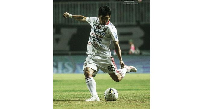 Aksi Michael Orah saat hendak memberikan umpan panjang pada laga kontra Tira Persikabo, di Stadion Pakansari, Kabupaten Bogor, Kamis (15/8/2019).