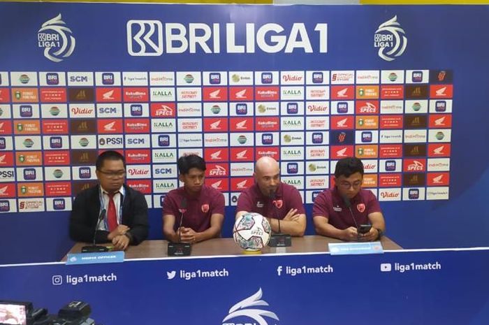 Pelatih PSM Makassar, Bernardo Tavares dalam sesi jumpa pers sebelum laga melawan Persebaya Surabaya pada Jumat (9/9/2022).