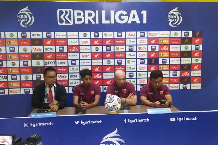 Pelatih PSM Makassar, Bernardo Tavares dalam sesi jumpa pers sebelum laga melawan Persebaya Surabaya pada Jumat (9/9/2022).