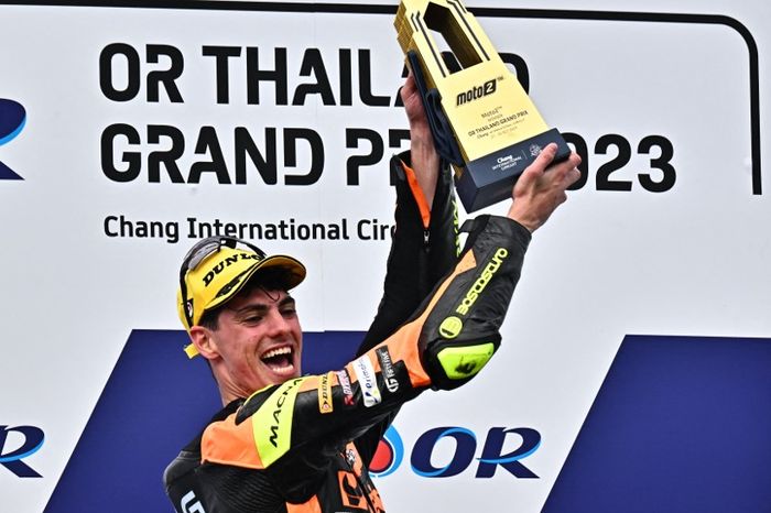 Pembalap Speed Up, Fermin Aldeguer, merayakan kemenangannya pada balapan Moto2 Thailand di Sirkuit Chang, Buriram, Thailand, 29 Oktober 2023.