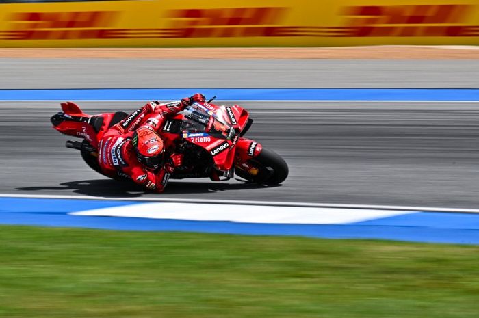 Pembalap Ducati Lenovo, Francesco Bagnaia, saat tampil pada latihan bebas pertama MotoGP Thailand di Sirkuit Chang, Buriram, Thailand, 27 Oktober 2023.
