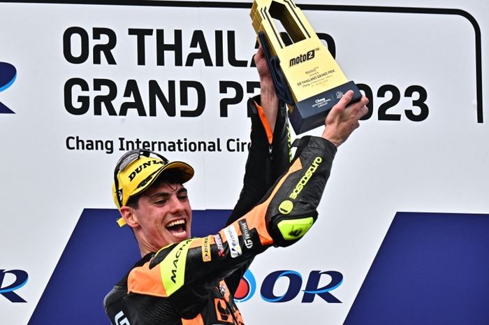 Pembalap Speed Up, Fermin Aldeguer, merayakan kemenangannya pada balapan Moto2 Thailand di Sirkuit Chang, Buriram, Thailand, 29 Oktober 2023.