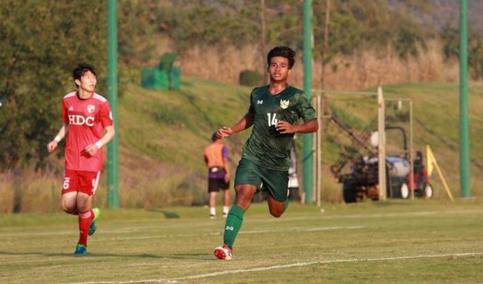 Pemain timnas U-19, Irfan Jauhari, saat melakukan pemusatan latihan di Alpine Football Camp Training, Chiang Mai, Thailand.
