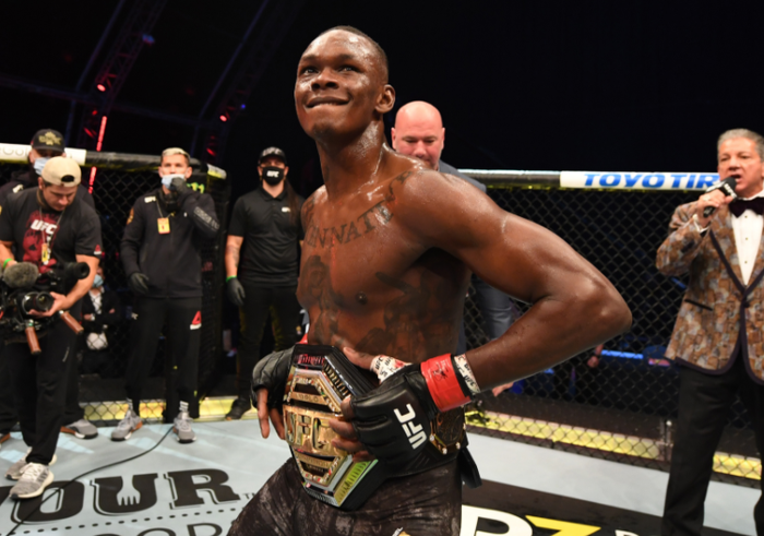 Petarung UFC asal Nigeria, Israel Adesanya, berhasil mempertahankan sabuk juara kelas menengah. Kesuksesan Adesanya itu diraih setelah menumbangkan Paulo Costa dalam ajang UFC 253 di Flash Forum, Yas Island, Abu Dhabi, Uni Emirat Arab, Minggu (27/9/2020).