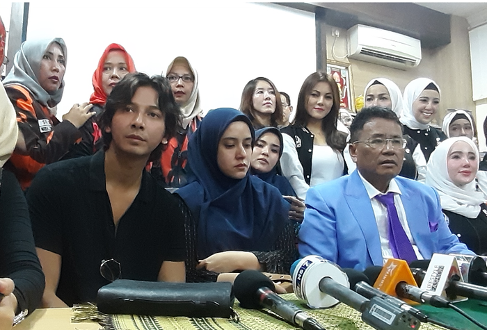 Fairuz A Rafiq dan Sonny Septian didampingi oleh Hotman Paris saat konferensi pers di Komnas Perempuan, Jakarta Pusat, Senin (8/7/2019).