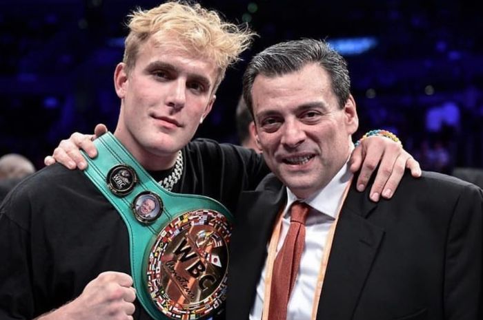 Presiden WBC, Mauricio Sulaiman (kanan),  siap memberikan apresiasi untuk Jake Paul berupa ranking 