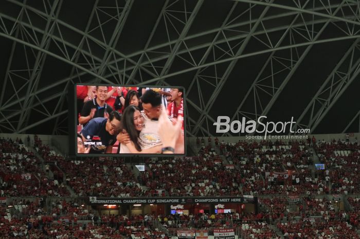 Pasangan kekasih melakukan aksi romantis di tengah laga Manchester United vs Inter Milan di National Stadium, Singapura, Sabtu (20/7/2019).
