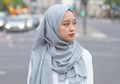 Tampil Kece ke Kampus dengan 7 Outfit Hijab Warna Putih Ala Gita Savitri