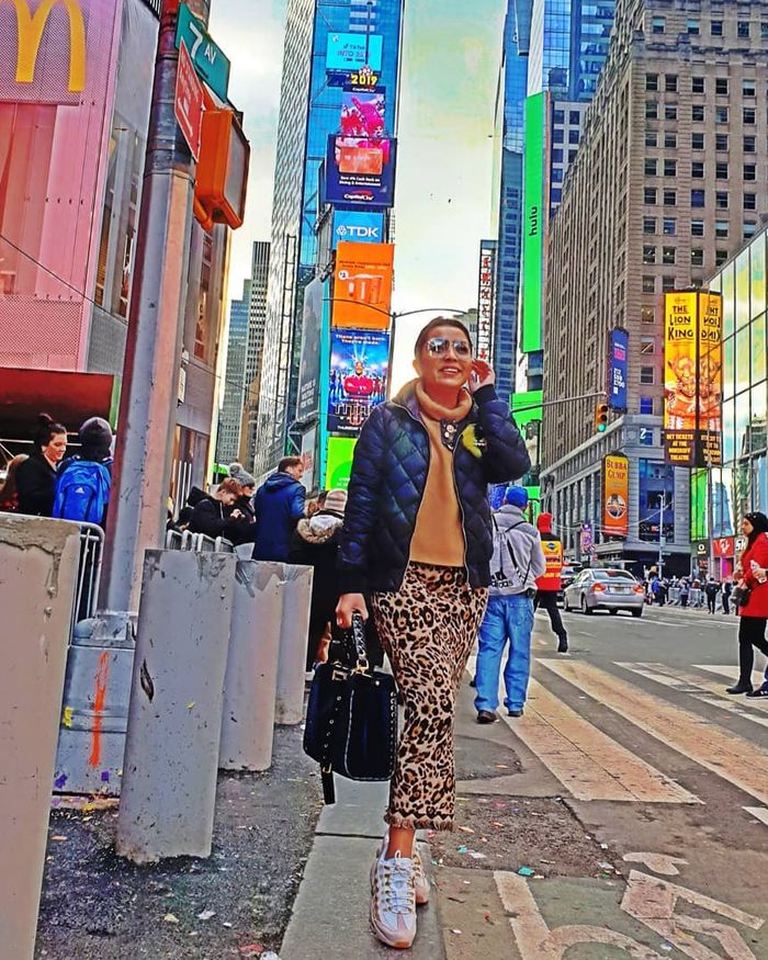 Penampilan mewah Mayang Sari mengenkana paduan fashion item branded saat berlibur ke Luar Negeri