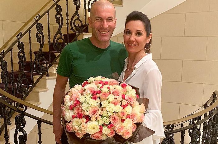 Zinedine Zidane (kiri) memberi hadiah ulang tahun untuk Veronique, Rabu (20/3/2019).