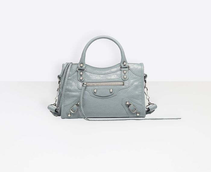 Tas Balenciaga yang dipakai Mulan Jameela