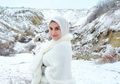 Cantiknya Istri Ammar Zoni Irish Bella Pakai Busana Tradisional dan Sepasang Sepatu Harga Fantastis Saat Meet and Greet!