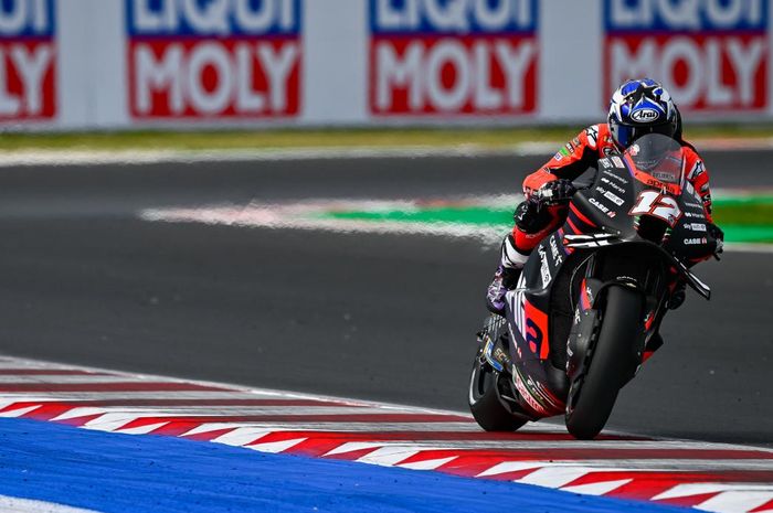 Pembalap Aprilia, Maverick Vinales kala beraksi pada salah satu sesi di pekan balap MotoGP San Marino 2022 (2-4/9/2022).