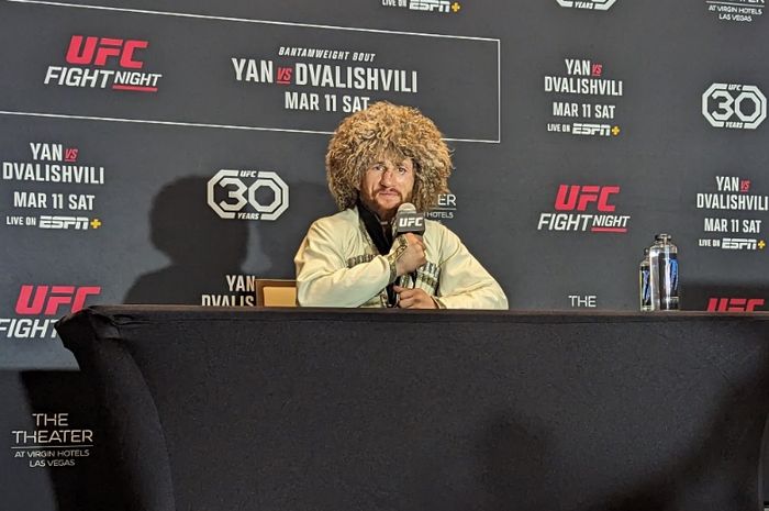 Petarung kelas bantam, Merab Dvalishvili, dalam konferensi pers pertarungannya kontra Petr Yan di UFC Vegas 71