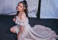 Intip Gaya Prilly Latuconsina Pamer Paha Pakai Kebaya Belahan Tinggi, Seksi Banget!