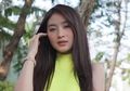 Tampil Seksi Pakai Rok Mini dan Kaus Super Ketat, Tampilan Natasha Wilona Justru Mencuri Perhatian!