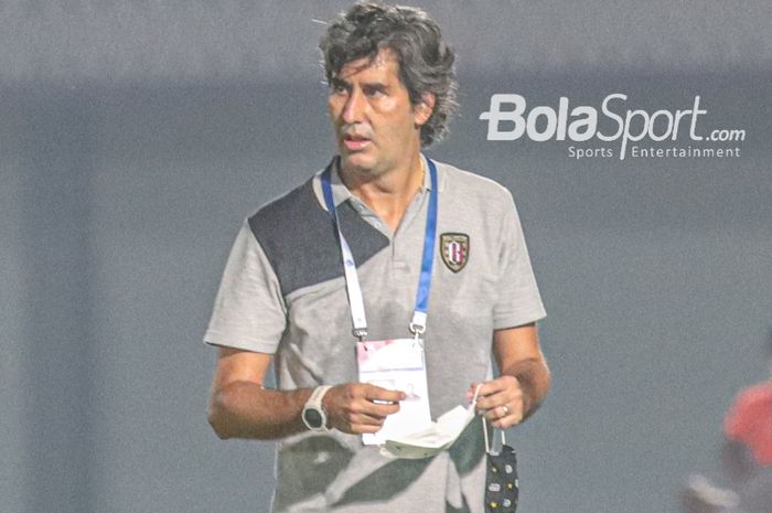 Pelatih Bali United, Stefano Cugurra alias Teco sebut dua pemain asing untuk Liga 1 2023-2024 masih menunggu konfirmasi manajemen.