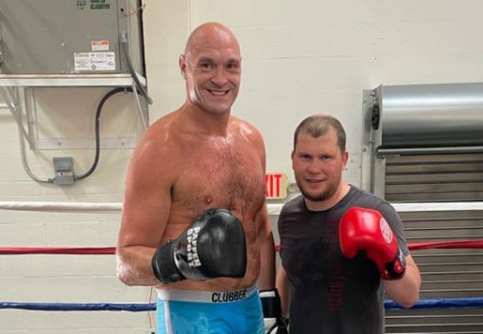 Petinju kelas berat asal Inggris, Tyson Fury (kiri) berpose dengan rekan latihnya, Dmitriy Salita, saat menjalani training camp.