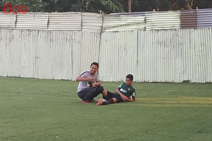 Evan Dimas hanya di pinggir lapangan saat latihan timnas U-22 Indonesia di Lapangan G, Komplek Gelora Bung Karno, Jakarta, Jumat (15/11/2019).