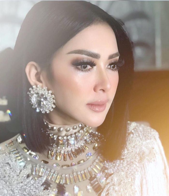 Syahrini tampil lebih cantik dengan bulu mata palsu