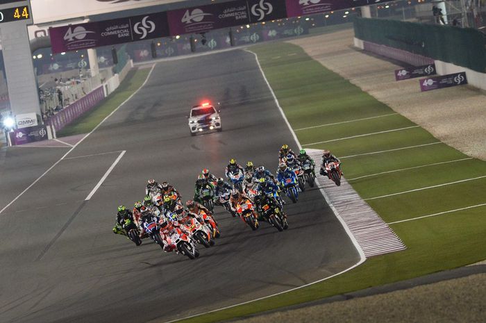 Potret  start balapan MotoGP Qatar yang berlangsung di Sirkuit Lusail, Lusail, Qatar, 29 Maret 2015.