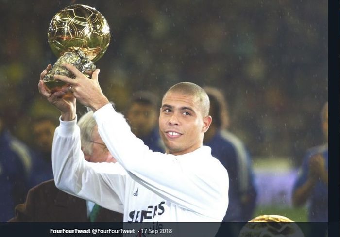Penyerang legendaris timnas Brasil, Ronaldo Luis Nazario de Lima, saat mengangkat trofi Ballon d'Or.