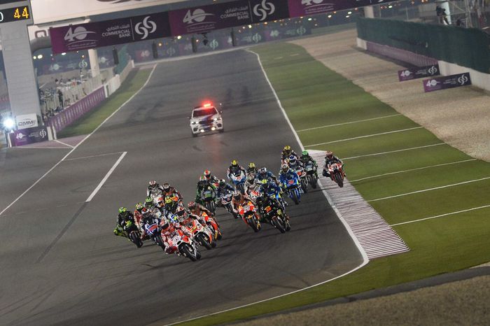 Potret  start balapan MotoGP Qatar yang berlangsung di Sirkuit Lusail, Lusail, Qatar, 29 Maret 2015.