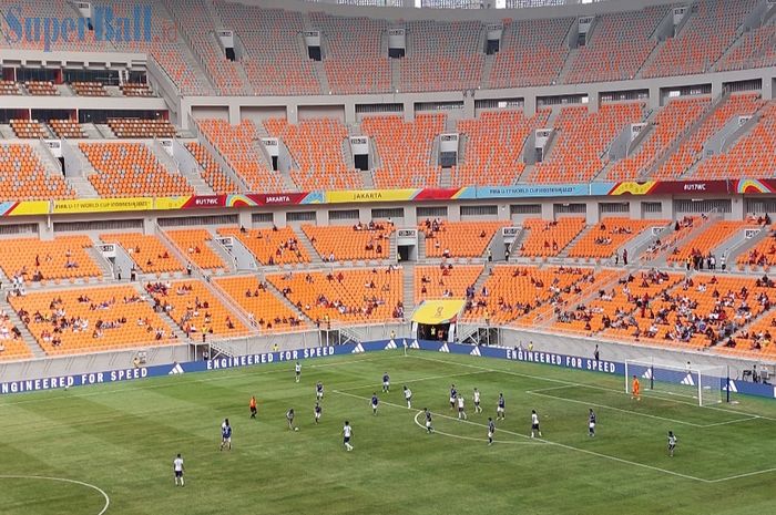 Suasana pertandingan Timnas U-17 Inggris vs Uzbekistan yang terlihat sepi di Jakarta International Stadium (JIS), Jakarta Utara, Rabu (22/11/2023).