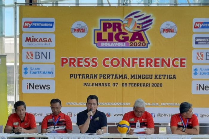 Wakil Direktur Proliga Reginald Nelwan berbicara kepada awak media pada konferensi pers Seri Ketiga Putaran Pertama Proliga 2020 di Palembang, Sumatera Selatan, Kamis (6/2/2020).