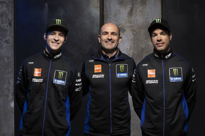 Direktur Tim Monster Energy Yamaha, Massimo Meregalli (tengah), bersama kedua pembalapnya, Fabio Quartararo dan Franco Morbidelli saat peluncuran tim untuk MotoGP 2022.