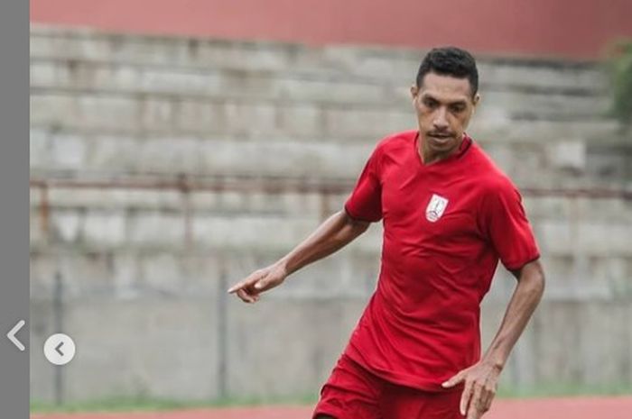 Pemain Persis Solo, Delvin Rumbino, sedang berlatih.