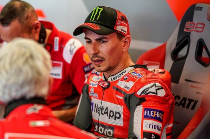 Jorge Lorenzo saat berdikusi dengan kru tim Ducati pada hari pertama gelaran MotoGP Austria 2018 Jum