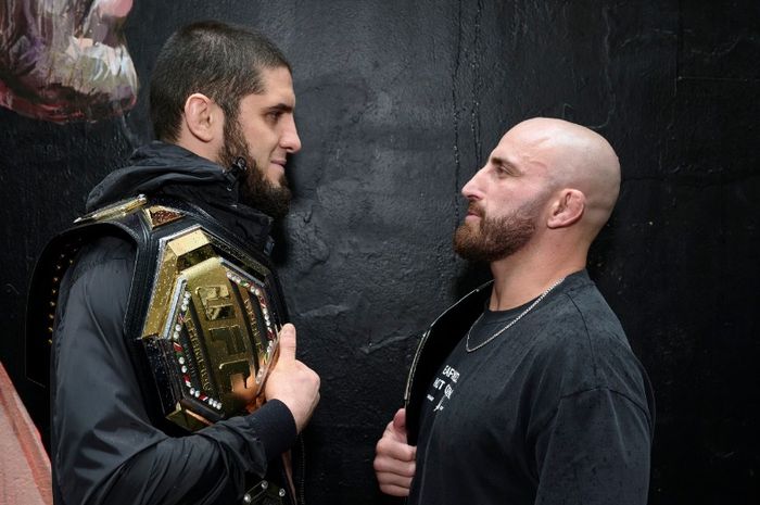 Dua raja divisi yang diadu dalam gelaran UFC 284, Islam Makhachev (kiri) dan Alexander Volkanovski.