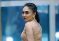 Seakan Tak Menua, Yuni Shara Tampil Bak ABG dengan Blazer dan Celana Sobek Saat Ucapkan Selamat Natal