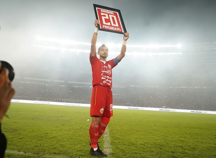 Bambang Pamungkas mengangkat jerseynya di Persija Jakarta setelah memutuskan pensiun dari dunia sepak bola, Selasa (17/12/2019).