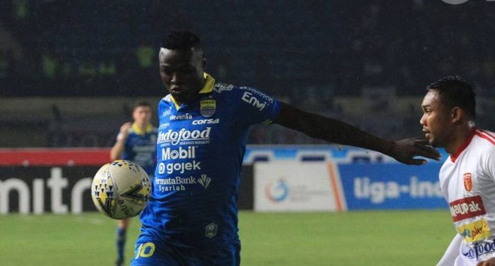 Ezechiel N'Douassel saat masih berseragam Persib Bandung.