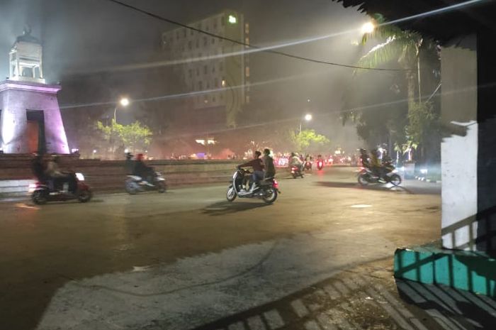 Ratusan suporter Persis geruduk Stadion Manahan usai kalah di Derbi Mataram, Senin (16/11/2021).