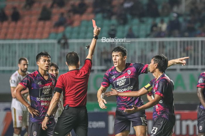 Bek RANS Nusantara FC, Victor Sallinas Ribeiro (kanan), mendapatkan kartu merah dari wasit dalam laga pekan keempat Liga 1 2022 di Stadion Pakansari, Bogor, Jawa Barat, 15 Agustus 2022.